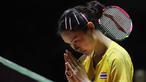 Pebulu tangkis tunggal putri Thailand, Pitchamon Opatniputh memberikan salam kepada wasit sebelum laga final Indonesia Masters 2026 melawan wakil China, Chen Yu Fei yang berlangsung di Istora, Senayan, Jakarta, Minggu (25/01/2026). (Bola.com/Bagaskara Lazuardi)