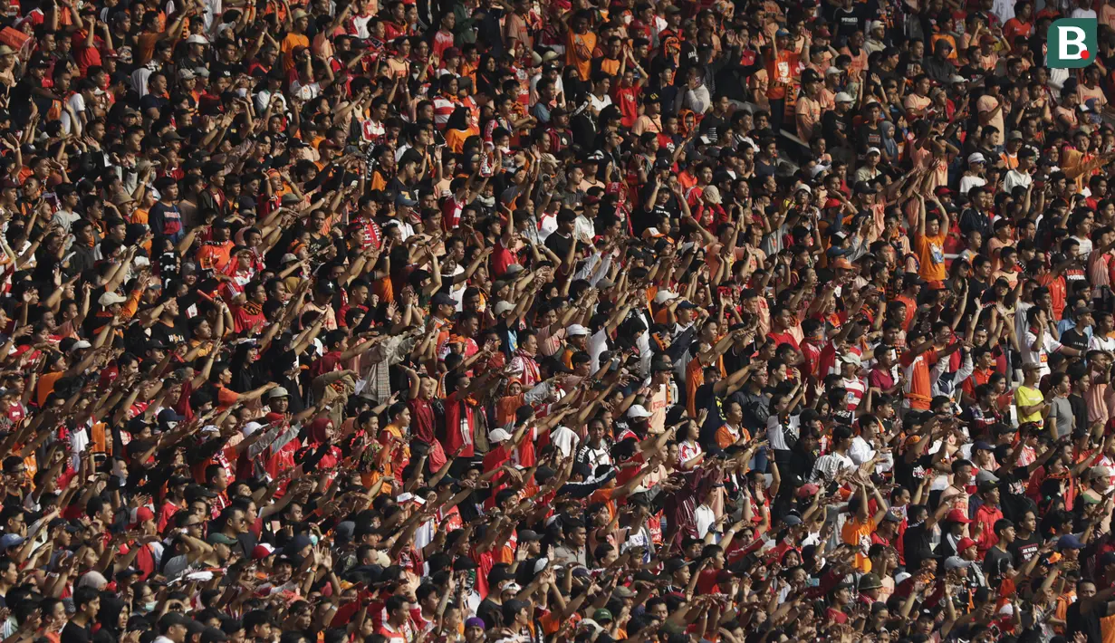 Suporter Persija, The Jakmania, memberikan dukungan saat melawan Persela pada laga Liga 1 di SUGBK, Jakarta, Selasa (20/11). Persija menang 3-0 atas Persela. (Bola.com/Vitalis Yogi Trisna)