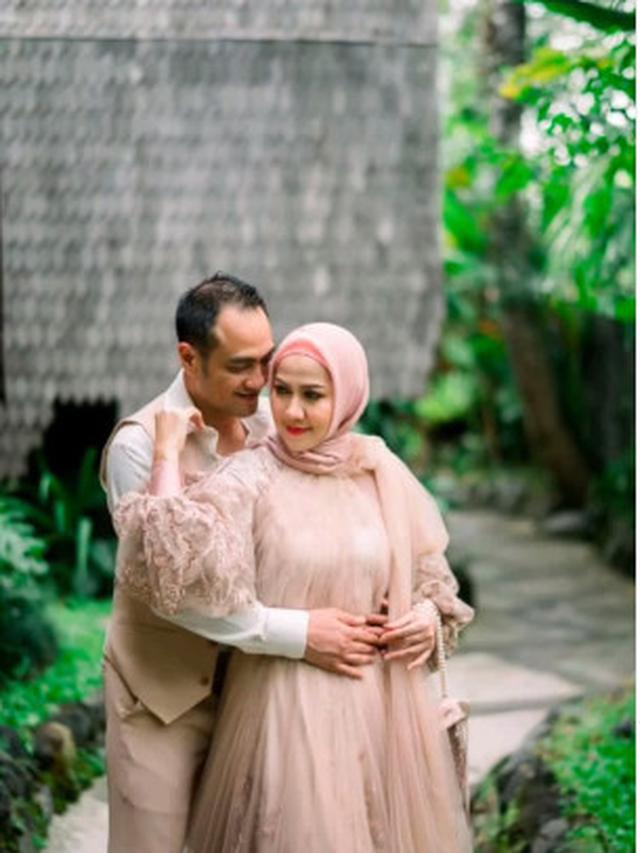 6 Potret Prewedding Venna Melinda dan Ferry Irawan Bertajuk 'Love Story', Romantis