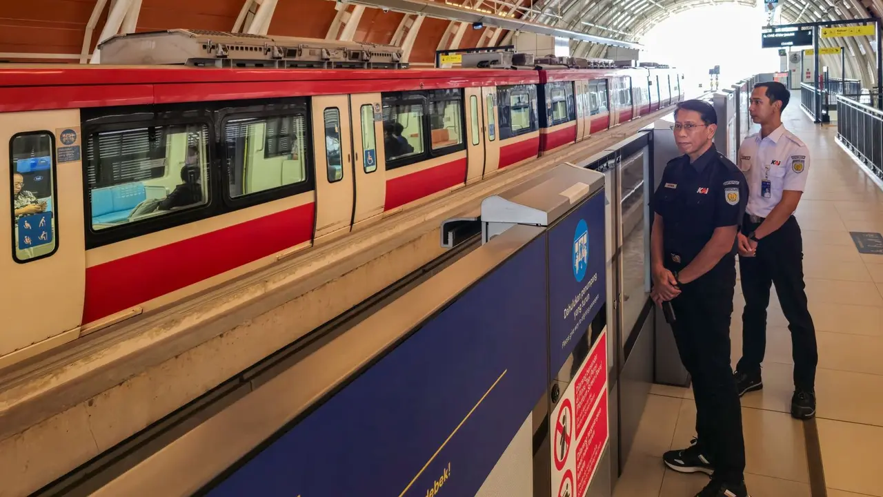 Direktur Utama PT Kereta Api Indonesia (Persero), Didiek Hartantyo, dalam tinjauannya ke Stasiun LRT Jabodebek Dukuh Atas BNI