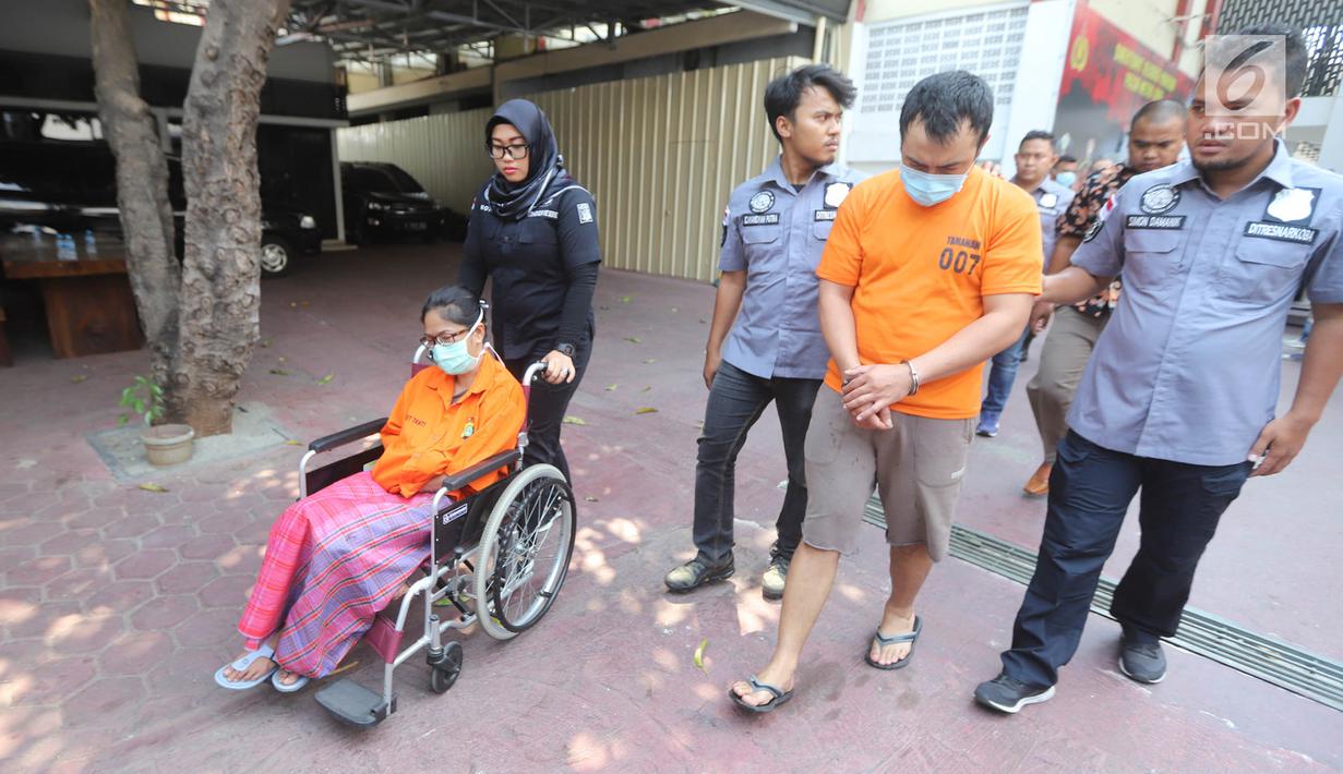 Tersangka HHY alias L dan FA saat dihadirkan dalam rilis kasus narkoba di Polda Metro Jaya, Jakarta, Minggu (29/9/2019). Polisi berhasil mengungkap dan menangkap HHY yang merupakan putri dari Sri Bintang Pamungkas serta FA terkait penyalahgunaan narkoba jenis sabu. (Liputan6.com/Herman Zakharia)