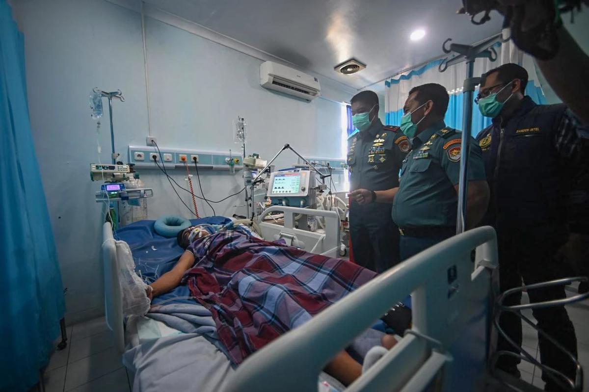 FOTO: Penanganan Korban Kebakaran Kapal Nelayan di Pelabuhan Paotere Makassar