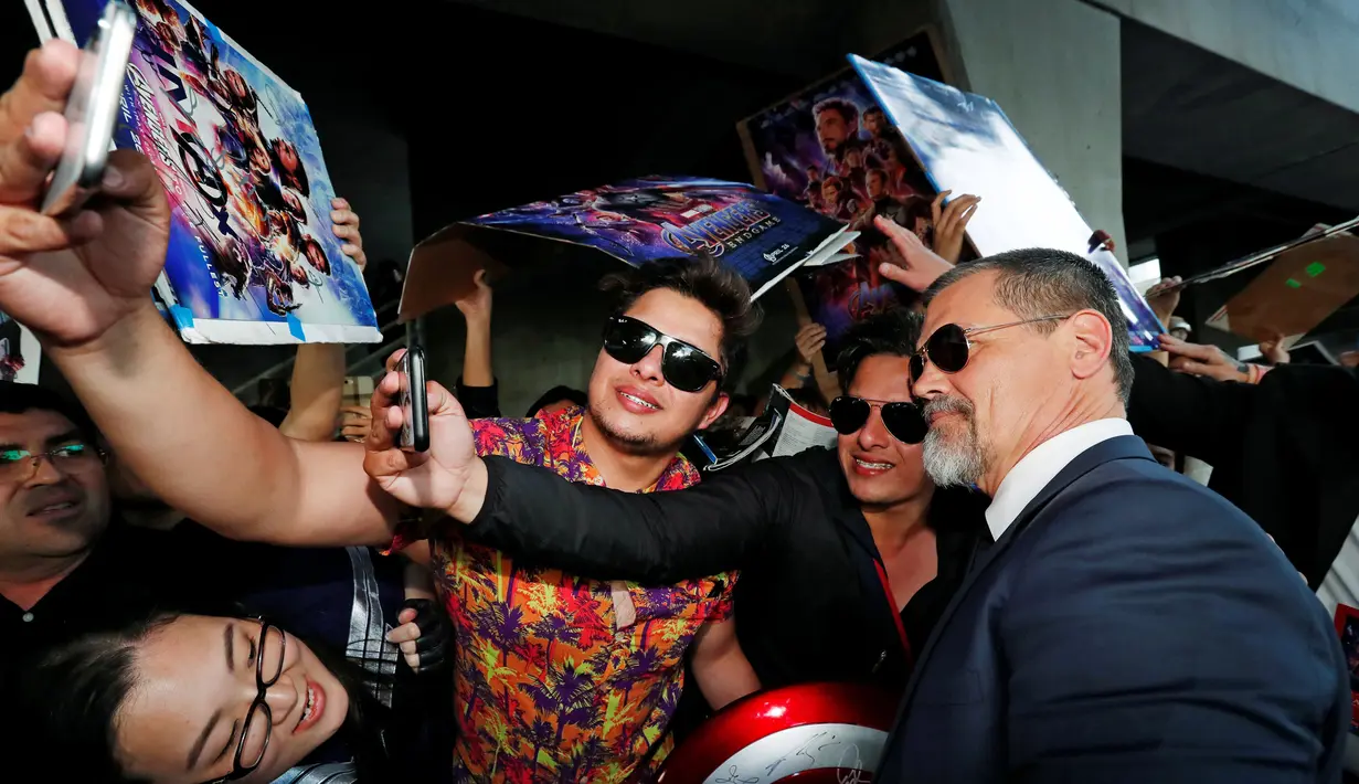 Josh Brolin yang memerankan sosok Thanos berswafoto dengan penggemar setibanya pada world premiere film Avengers: Endgame di Los Angeles, California, Selasa (23/4). Avengers: Endgame akan tayang mulai 26 April di Amerika dan 24 April besok di Indonesia. (REUTERS/Mario Anzuoni)