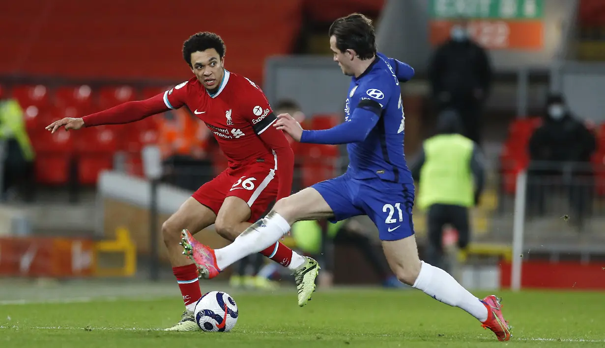 Bek Liverpool, Trent Alexander-Arnold bersaing memeprebutkan vola dengan bek Chelsea, Ben Chilwell pada matchday ke-27 Liga Primer Inggris di Anfield, Jumat (05/03) dini hari WIB. Chelsea mempermalukan tuan rumah yang juga juara bertahan Liverpool 1-0. (Phil Noble, Pool via AP)