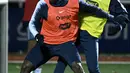 Pemain Prancis Benjamin Mendy (kiri) berebut bola dengan Steve Mandanda saat sesi latihan jelang menghadapi Moldova dan Albania pada babak kualifikasi Grup H Piala Eropa 2020 di Clairefontaine-en-Yvelines, Prancis, Selasa (12/11/2019). (FRANCK FIFE/AFP)