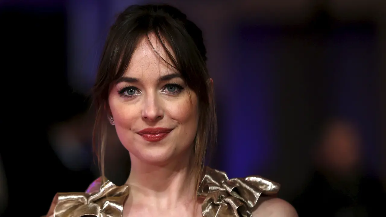 20160209-Kilau Dakota Johnson Bergaun Emas di Premiere Film 'How to be Single'-London