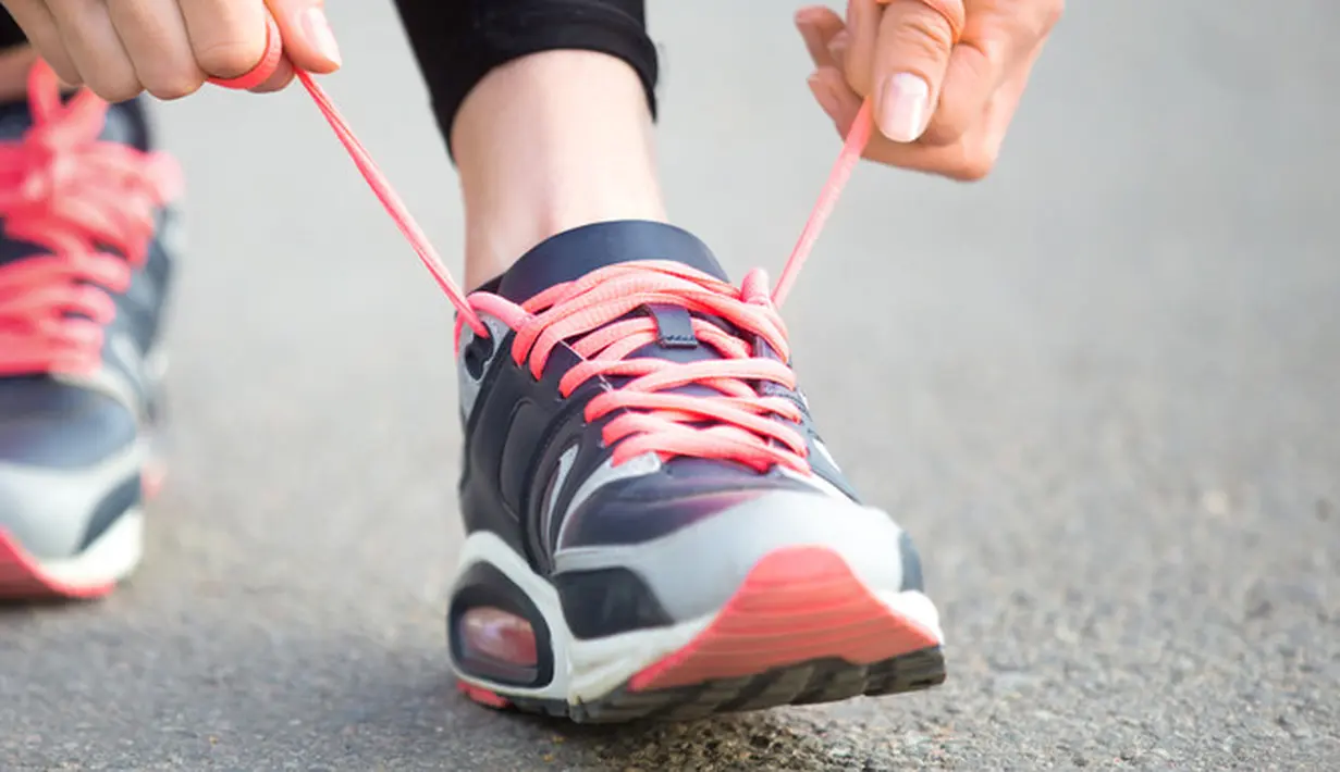 Tidak hanya untuk lari, saat ini running shoes bisa digunakan untuk segala macam aktivitas. Teknologi bantalannya bisa membuat kaki tetap nyaman saat menggunakan sepatu ini dalam waktu lama. Foto: Shutterstock.