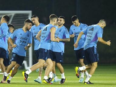 Timnas Argentina menggelar sesi latihan untuk persiapan mereka jelang laga final melawan Prancis yang dimainkan pada hari Minggu (18/12/2022). (AP Photo/Francisco Seco)