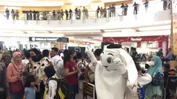 Pada hari keduanya di Surabaya (22/10/2022) La'eeb mengunjungi salah satu pusat perbelanjaan terlengkap di Surabaya Selatan, yaitu Royal Plaza Surabaya. (Procomm Surya Citra Media)