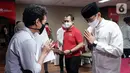 Tokoh inspirator entrepreneur Sandiaga Uno menyerahkan beasiswa KAHMIPreneur kepada pelajar dan mahasiswa terdampak Covid-19 di Jakarta, Kamis (14/5/2020). Beasiswa diberikan kepada mereka memiliki ide kreatif dalam menggerakkan sektor rill melalui UMKM karena penerapan PSBB. (Liputan6.com/HO/Bon)