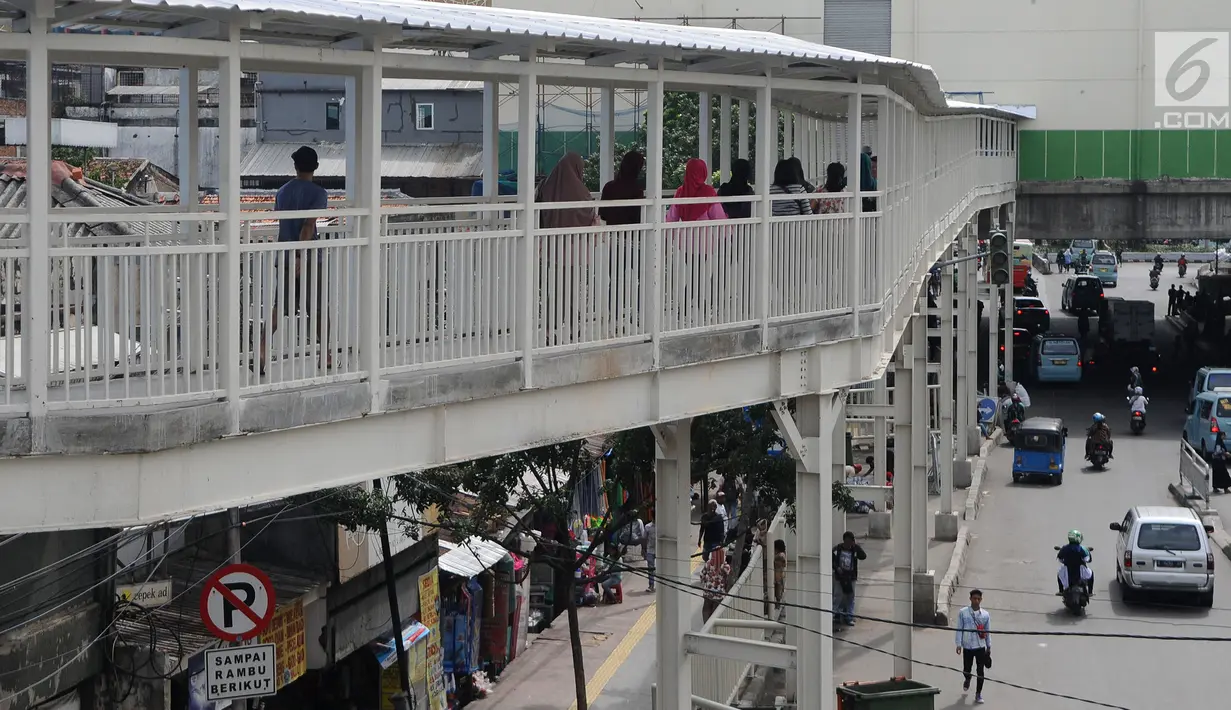 Penampakan jembatan penyeberangan multiguna (JPM) atau Skybridge Tanah Abang, Jakarta, Kamis (7/2). Mulai 7 Februari 2019, pejalan kaki dilarang melewati Jalan Jatibaru yang berada di bawah Skybridge Tanah Abang. (Liputan6.com/Herman Zakharia)