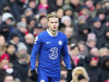 Pemain anyar Chelsea yang dibeli seharga 100 juta euro, Mykhailo Mudryk saat laga big match di pekan ke-21 Premier League 2022/2023 antara Liverpool melawan Chelsea yang berlangsung di Anfield, Sabtu (21/1/2023). (AP Photo/Jon Super)