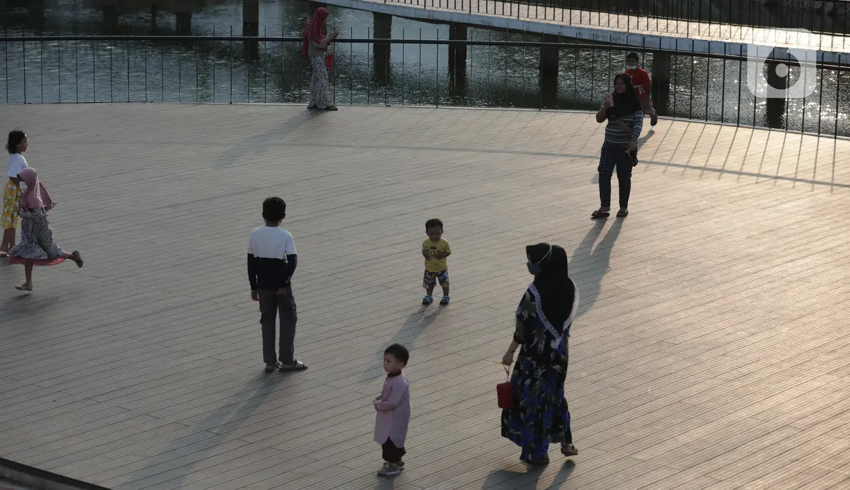 Anak-anak bermain di Waduk Mookervart di Kalideres, Jakarta Barat, Minggu (9/5/2021). Waduk Mookervart tersebut dimanfaatkan oleh warga sekitar untuk ngabuburit atau menunggu waktu berbuka puasa tiba. (Liputan6.com/Angga Yuniar)