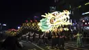 Lampion berbentuk naga diarak saat Lotus Lantern Festival di Seoul, Korea Selatan, Sabtu (29/4). Parade ini bagian dari jelang perayaan ulang tahun Buddha yang jatuh pada 3 Mei 2017. (AP Photo / Lee Jin-man)