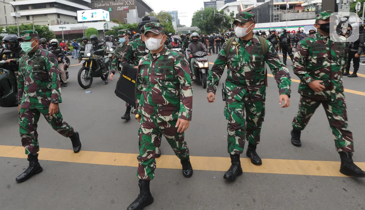 Mayjen TNI Dudung Abdurachman bersama Marinir AL saat menghalau massa usai terjadi pelemparan batu di Jalan MH, Thamrin, Jakarta, Selasa (13/10/2020). Massa pengunjuk rasa yang menolak Omnibus Law UU Cipta Kerja akhirnya dibubarkan aparat.(merdeka.com/Arie Basuki)
