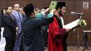 Ketua Mahkamah Konstitusi (MK) terpilih Anwar Usman saat acara pengucapan sumpah jabatan Ketua dan Wakil Ketua MK di gedung MK, Jakarta, Senin (2/4). Anwar dan Aswanto resmi jadi Ketua dan Wakil Ketua MK periode 2018-2020. (Liputan6.com/Immanuel Antonius)