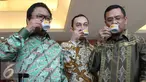 Menperin, Saleh Husin (tengah) bersama Wakil Ketua MPR RI Oesman Sapta Odang (kanan) dan Ketua Umum AEKI Irfan Anwar menikmati Kopi saat menghadiri RUA IX Asosiasi Eksportir dan Industri Kopi Indonesia (AEKI) di Jakarta (10/3). (Liputan6.com/JohanTallo)