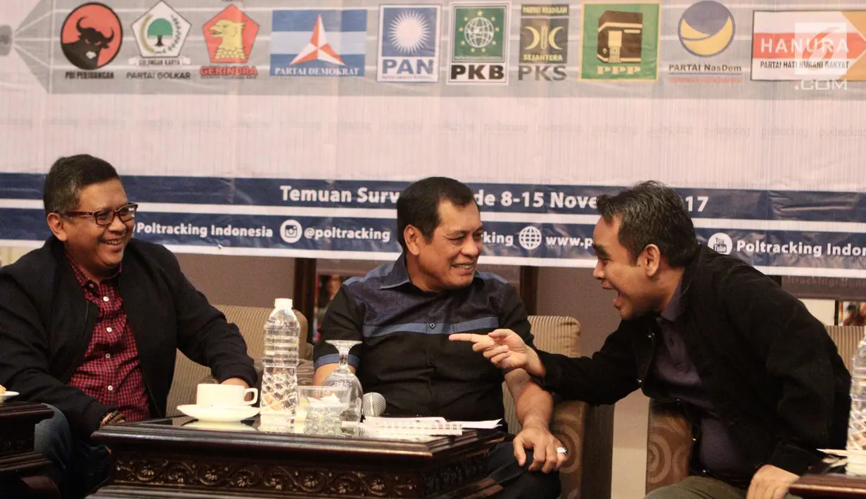 Sekjen PDIP, Hasto Kristiyanto (kiri), Ketua Harian DPP Partai Golkar, Nurdin Halid (tengah) dan Sekjen Partai Gerindra, Ahmad Muzani saat Evaluasi Pemerintahan Jokowi-JK dan Meneropong Peta Elektoral 2019, Minggu, (26/11). (Liputan6.com/Fery Pradolo)