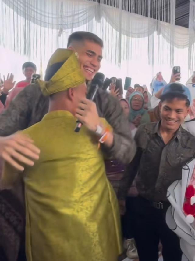 Momen Haru Aisar Khaled Beri Kejutan Rp100 Juta untuk Karyawannya yang Menikah (credit: https://www.instagram.com/aisar_khaledd/).