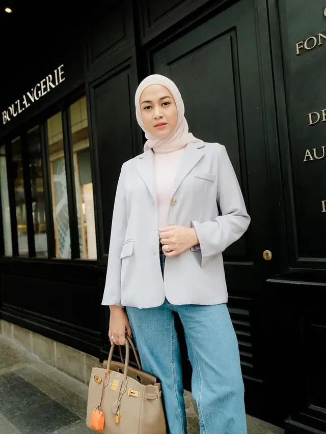 10 Ide OOTD Blazer Casual Hijab dari Dinda Hauw hingga Citra Kirana