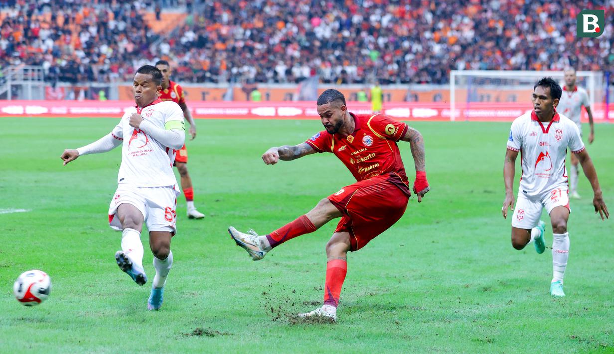 Pemain Persija Jakarta, Maxwell Souza, melepaskan tendangan ke gawang Malut United pada laga pekan ke-3 BRI Super League di Jakarta International Stadium, Sabtu (23/8/2025) sore WIB. (Bola.com/M. Iqbal Ichsan)