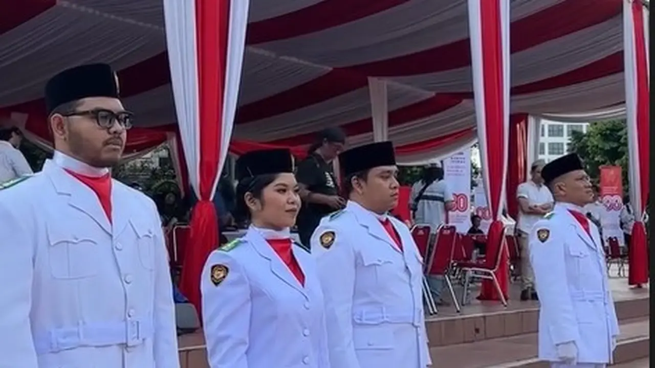 Potret Komika dan Seniman Gelar Upacara Penurunan Bendera