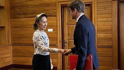 Aung San Suu Kyi Muncul Setelah Bertahun Tahun Tak Terlihat