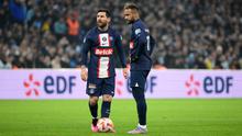 Penyerang Paris Saint-Germain (PSG) Lionel Messi dan Neymar menunggu untuk mengambil tendangan bebas saat melawan Olympique Marseille pada babak 16 besar Coupe de France atau Piala Prancis 2022-23 di Stade Velodrome, Kamis (9/2/2023) dini hari WIB. PSG secara mengejutkan terhenti di babak 16 besar Piala Prancis. (Photo by NICOLAS TUCAT / AFP)