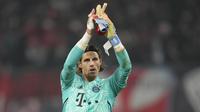 Kiper Bayern Munchen, Yann Sommer, memberikan aplaus kepada suporter setelah pertandingan melawan RB Leipzig pada laga Bundesliga di Stadion Red Bull Arena, Sabtu (21/1/2023). Hasil ini masih membuat Bayern Munchen berada di puncak Klasemen Bundeslig dengan koleksi 35 poin dari 16 laga. Sementara itu, Leipzig juga bertahan di peringkat ketiga dengan catatan 29 poin. (AP Photo/Matthias Schrader)