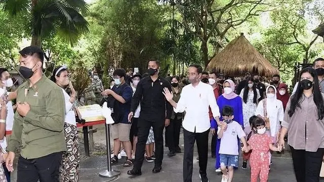 7 Momen Jokowi dan Cucu Liburan di Bali, Asik Kebun Binatang Hingga Main Layangan