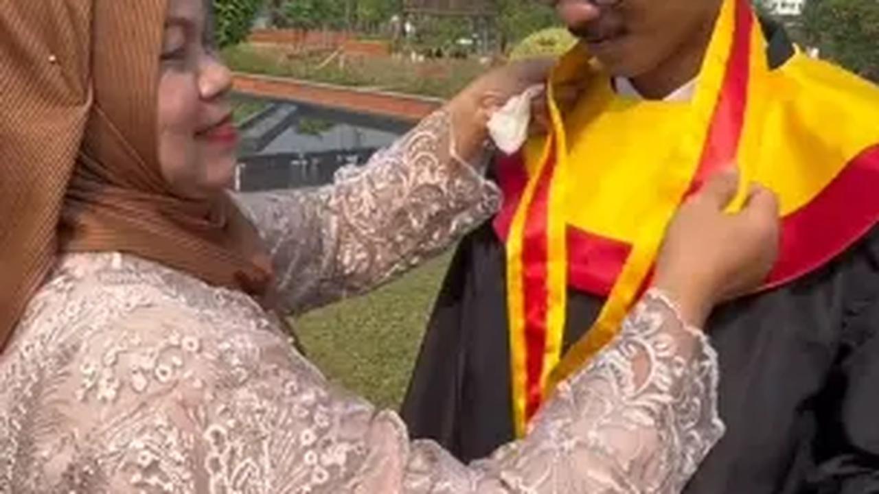 Tak Mau Bebani Ortu & jadi Ojol Demi Bisa Kuliah, Momen Kelulusan Pria Ini Bikin Haru 'Akhirnya Sampai di Titik Ini