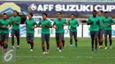 Pemain Timnas Indonesia melakukan pemanasan jelang latihan resmi final pertama Piala AFF 2016 di Stadion Pakansari, Bogor, Selasa (13/12). Indonesia akan menjamu Thailand di final leg pertama Piala AFF 2016, Rabu (14/12). (Liputan6.com/Helmi Fithriansyah)