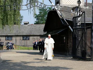 Paus Fransiskus berjalan menuju kamp konsentrasi Nazi Auschwitz di Oswiecim, Polandia, Jumat (29/7). Paus Fransiskus mengunjungi kamp konsentrasi Nazi Auschwitz-Birkenau yang telah menewaskan 1 juta Yahudi. (REUTERS / David W Cerny)
