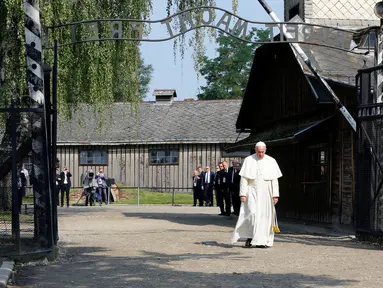 Paus Fransiskus berjalan menuju kamp konsentrasi Nazi Auschwitz di Oswiecim, Polandia, Jumat (29/7). Paus Fransiskus mengunjungi kamp konsentrasi Nazi Auschwitz-Birkenau yang telah menewaskan 1 juta Yahudi. (REUTERS / David W Cerny)