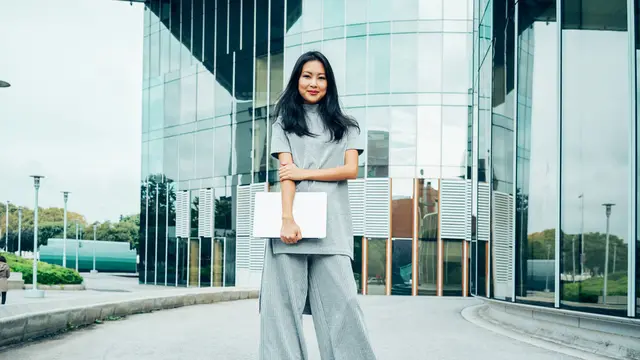 5 Inspirasi Fashion ke Kantor Ini Bisa Jadi Pilihan Buat yang Malas Ribet