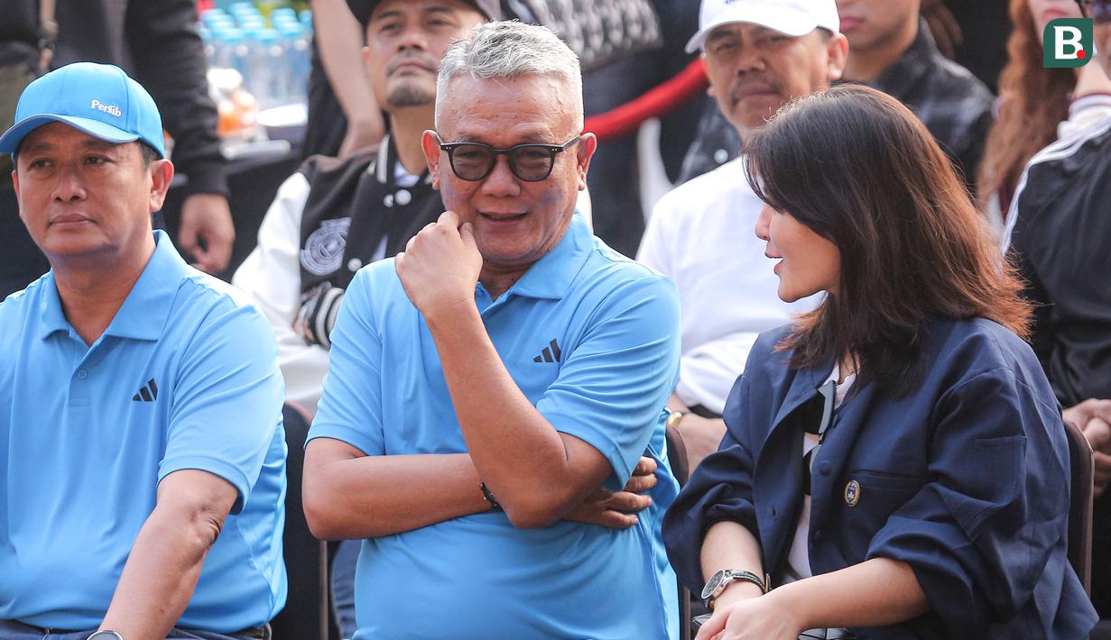 Pj Walikota Bandung, Bambang Tirtoyuliono (tengah) saat menghadiri rangkaian acara Trophy Tour Experience menyambut Piala Dunia U-17 2023 di Cikapayang Dago Park, Bandung, Minggu (22/10/2023) pagi WIB. (Bola.com/Bagaskara Lazuardi)