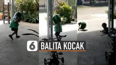 Aksi kocak yang dilakukan balita saat memakai helm menyita perhatian warganet.