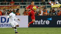 Pemain Timnas Indonesia, Boaz Solossa, saat melawan pemain Vietnam,  Nguyen Trong Hoang, dalam laga leg kedua semifinal Piala AFF 2016 di Stadion My Dinh, Hanoi, Vietnam, Rabu (7/12/2016). (Bola.com/Peksi Cahyo)