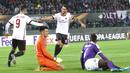 Striker AC Milan, Andre Silva, merayakan gol yang dicetak Hakan Calhanoglu ke gawang Austria Wien pada laga Liga Europa di Stadion Stadion Ernst Happel, Wien, Kamis (14/9/2017). Wien kalah 1-5 dari Milan. (Bola.com/Reza Khomaini)