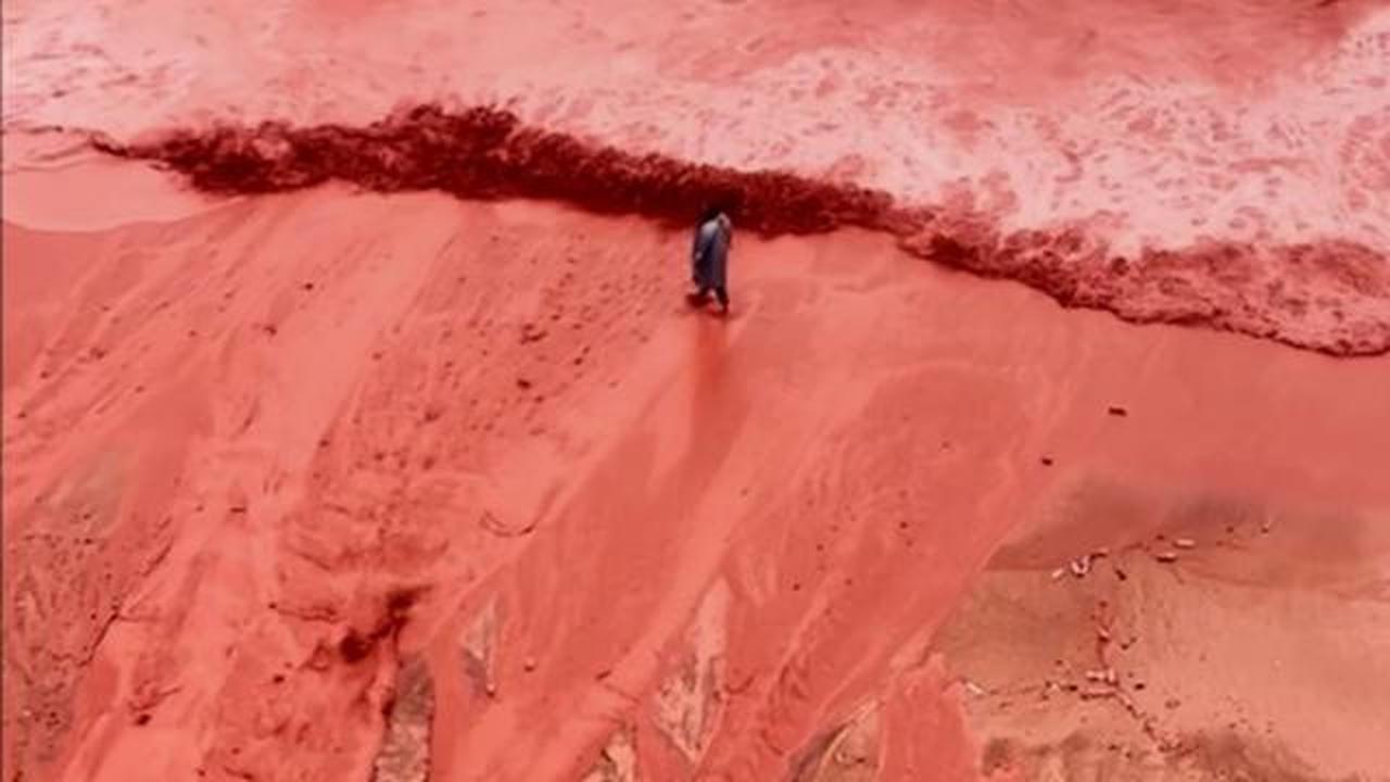 VIDEO Fenomena Alam Unik: Hujan Ubah Air Laut Pulau Hormuz Iran Jadi Merah