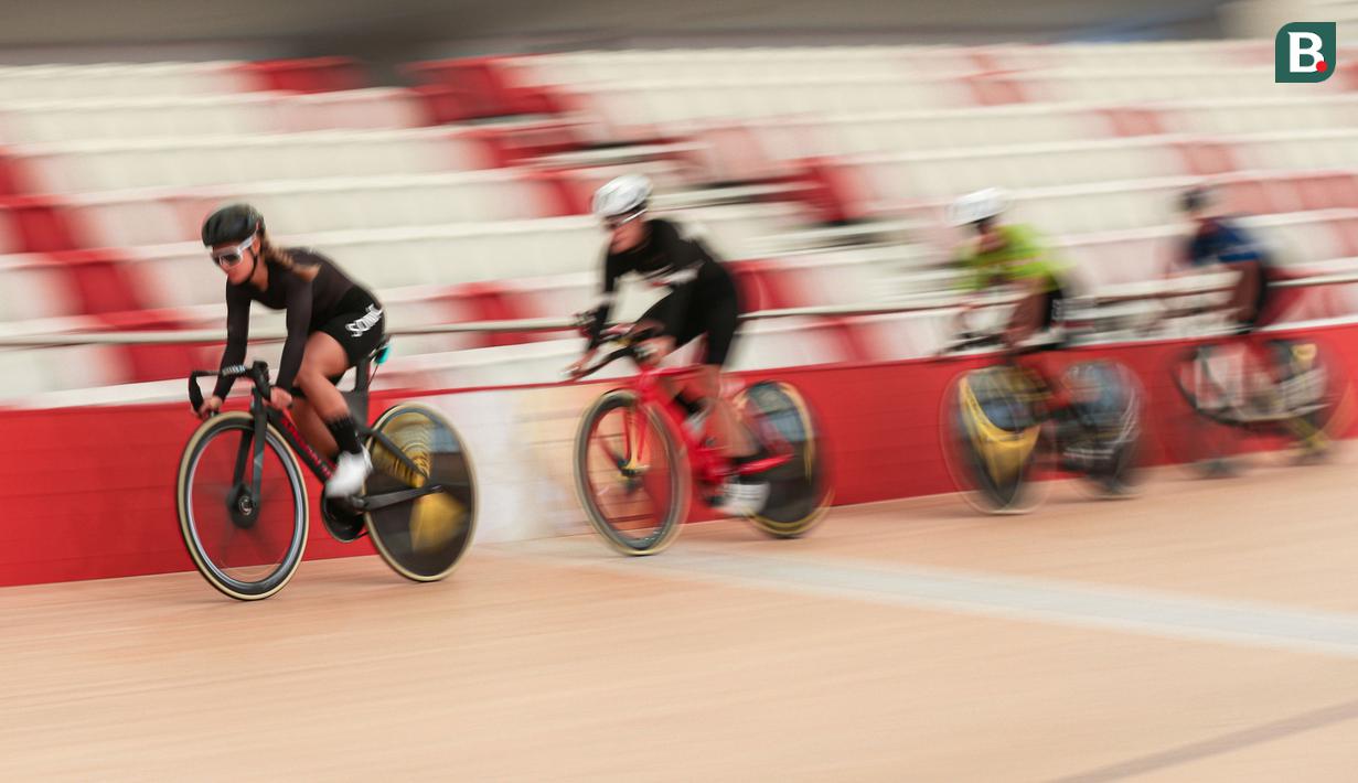 Tim putri balap sepeda Indonesia berlatih untuk persiapan UCI Track Nations Cup 2023 di Jakarta International Velodrome, Rawamangun, Jakarta Timur, Kamis (16/02/2023). Ajang UCI Track Nations Cup 2023 akan berlangsung pada 23-26 Februari 2023. (Bola.com/Bagaskara Lazuardi)