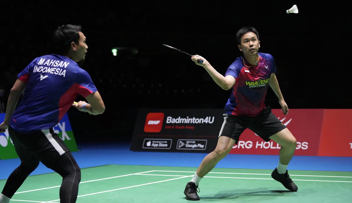 Mohammad Ahsan/Hendra Setiawan yang diunggulkan di tempat kedua harus puas menjadi runner-up usai dikalahkan dua game langsung oleh wakil Malaysia sebagai unggulan ke-6 lewat laga dua game 19-21, 14-21 dalam waktu 40 menit. (AP/Shuji Kajiyama)