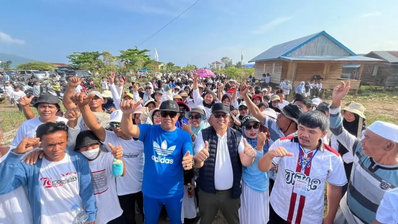 Pasangan calon bupati dan wakil bupati Luwu Timur, Isrullah Achmad dan Usman Sadik melakukan sosialisasi  program melalui jalan sehat.