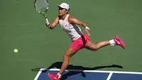 Janice Tjen, petenis Indonesia, mengembalikan bola ke arah Emma Raducanu, petenis Inggris Raya, pada putaran kedua kejuaraan tenis US Open, Rabu, 27 Agustus 2025, di New York. (Foto AP/Andres Kudacki)