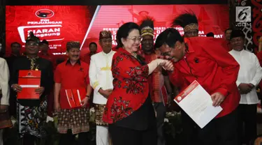 Djarot Saiful Hidayat (kanan depan) mencium tangan Ketua Umum DPP PDIP, Megawati Sukarnoputri usai menerima surat rekomendasi menjadi Bakal Cagub Sumatera Utara di Jakarta, Kamis (4/1). (Liputan6.com/Helmi Fithriansyah)