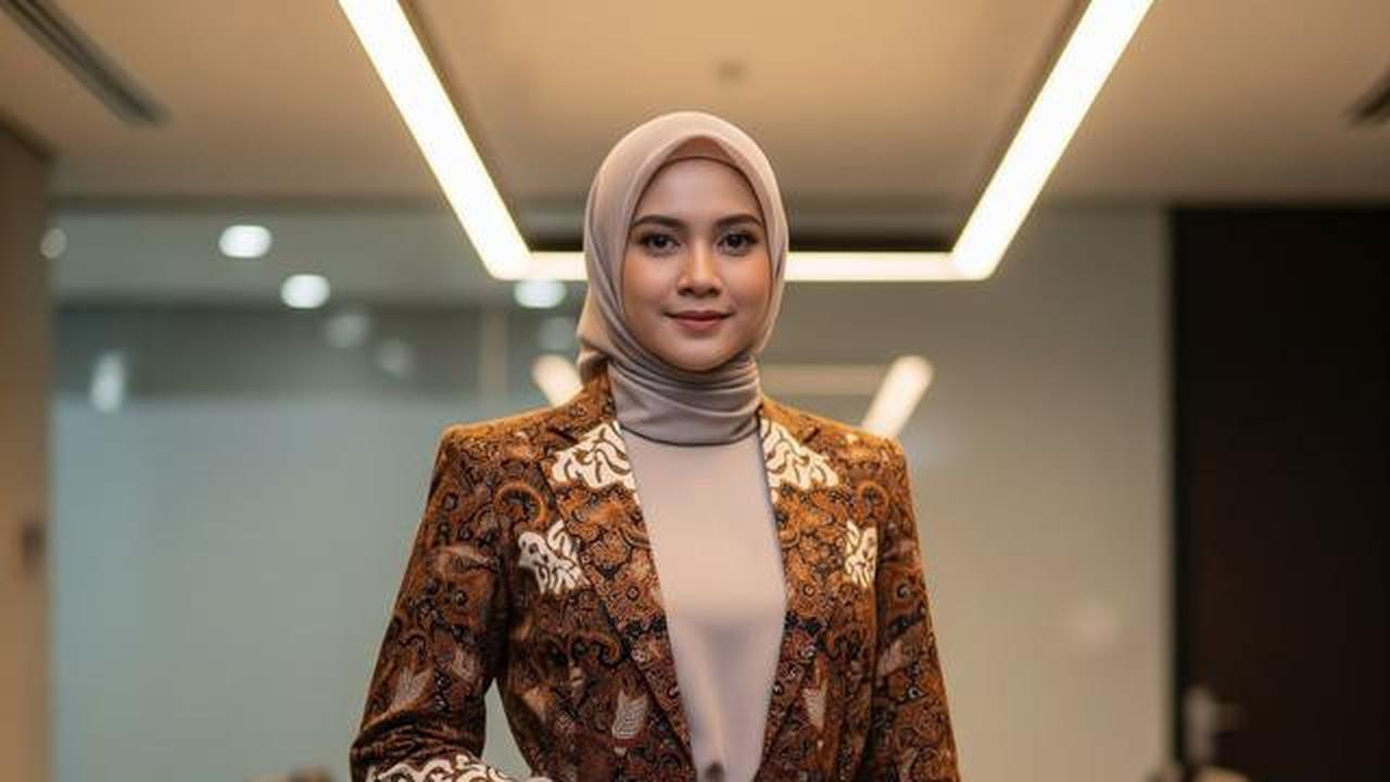 7 Model Gamis Batik Blazer Panjang yang Elegan untuk Acara Resmi