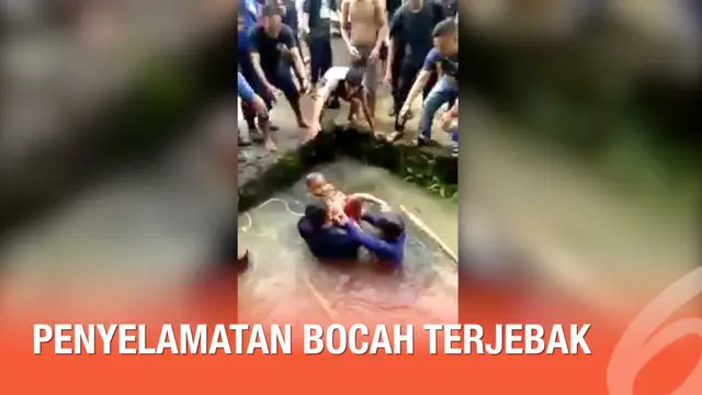Detik-detik petugas damkar menyelamatkan seorang bocah yang jatuh dan terjebak di saluran air.