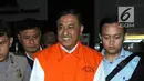 Anggota Komisi VIII DPR Fraksi Golkar, Markus Nari memakai rompi tahanan usai menjalani pemeriksaan di gedung KPK, Jakarta, Senin (1/4). Markus Nari resmi ditahan KPK terkait dugaan korupsi e-KTP selama dua tahun. (merdeka.com/Dwi Narwoko)