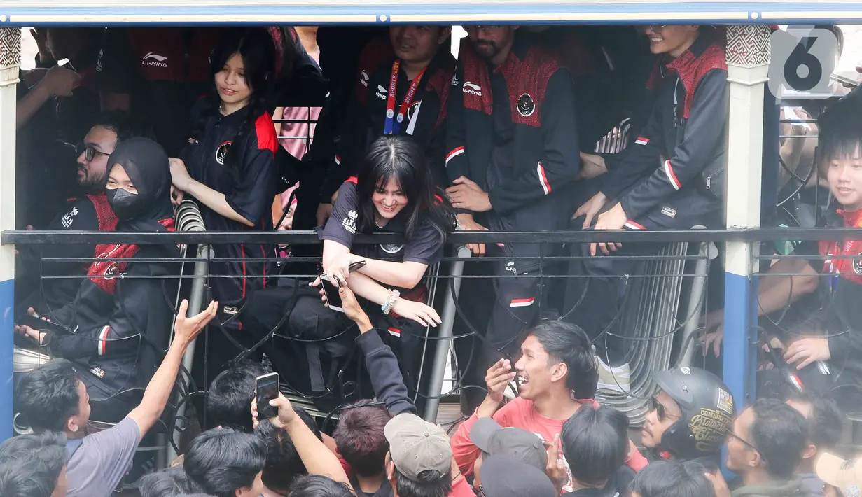 Warga yang hadir pun terlihat sangat antusias dan berebut untuk mengabadikan setiap momen yang ada. (Liputan6.com/Herman Zakharia)