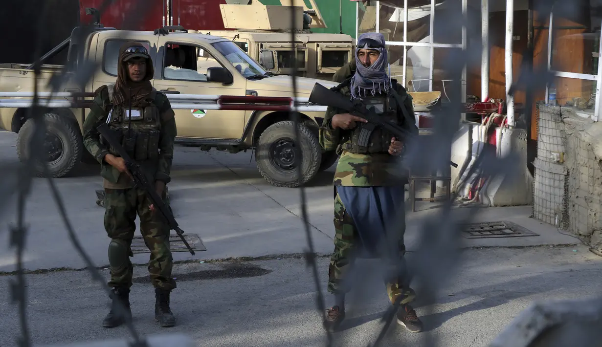 Pasukan Taliban berjaga di pos pemeriksaan dekat gerbang Bandara Internasional Hamid Karzai, Kabul, Afghanistan, Sabtu (28/8/2021). Taliban menutup akses menuju Bandara Kabul bagi sebagian besar calon pengungsi untuk mencegah kerumunan setelah serangan bom bunuh diri. (AP Photo/Wali Sabawoon)